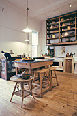 Rustikale Küche mit Metzgerblock als Küchentisch