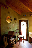 Schlichtes Badezimmer mit Waschschüssel in einem Hobbit-Haus