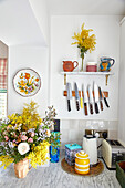 Küche mit Blumenstrauß und Messerhalter an der Wand