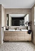 Modernes, in neutralen Tönen gehaltenes Badezimmer mit einem Doppelwaschtisch aus Holz