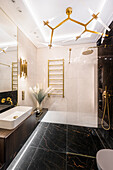 Elegantes Badezimmer mit schwarzem Marmor