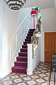 Eingangsbereich mit weihnachtlicher Dekoration, gemustertem Boden und farbigen Akzenten