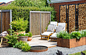 Cosy seating area with sun loungers and water basin in the garden