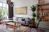 Helles Wohnzimmer mit Retro-Möbeln und dekorativer Zimmerpflanze