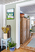 Holzschrank und Frühlingsdeko in einem Haus im Landhausstil