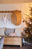 Weihnachtlich dekorierte Sitzecke mit Tannenbaum