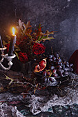 Halloween-Tischdekoration mit brennenden Kerzen