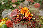 Herbstrauß aus Chrysanthemen, Vogelbeeren und Brombeeren