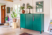 Grünes Vintage-Sideboard, Pflanzen und Dekoration