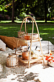 Picknick im Park mit Snacks auf zweistöckigem Bambus-Servierwagen