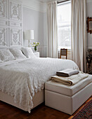 Helles Schlafzimmer mit weißer Bettwäsche und Vintage-Elementen