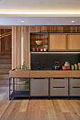 Moderne Küchenzeile mit Holzelementen und integrierter Beleuchtung