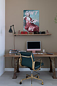 Arbeitsplatz mit rustikalem Tisch, opulentem Stuhl, Regal und großem Bild im Homeoffice
