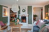 Gemütliches Wohnzimmer mit Kamin und weihnachtlicher Dekoration
