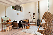 Hängesessel aus Rattan in Wohnzimmer mit rustikalen Dekorelementen