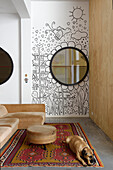 Wand mit kreativer Zeichnung und Spiegel, Hund liegt auf orientalischem Teppich