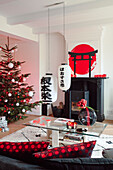 Wohnzimmer mit asiatischen Dekorelementen und Weihnachtsbaum in Rot-Weiß