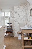 Bathroom with Toile de Jouy wallpaper and natural fibre carpet