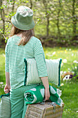 Frau in grünem Outfit beim Picknick
