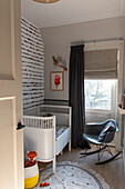 Kinderzimmer im skandinavischen Stil, Rundteppich und Schaukelstuhl