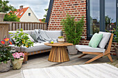 Gemütliche Dachterrassen-Lounge mit modernen Möbeln und Pflanzen