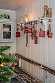 Weihnachtlich dekorierte Wand mit Holzbrett und Adventskalender