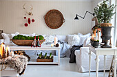 Weihnachtlich dekoriertes Wohnzimmer mit Naturmaterialien und Kerzen