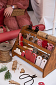 Holzkiste mit Bastelmaterialien für Geschenkverpackungen und Dekoration