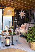 Weihnachtlich geschmückter Raum mit gemütlichem Sofa