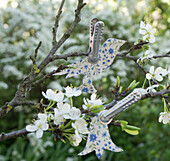 DIY-Vogelanhänger an blühenden Kirschbaumzweigen befestigt