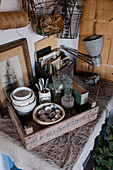 Rustikale Holzkiste mit Geschirr und Teelichtern, Box mit Erinnerungsstücken