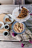 Kaffeetisch mit Apfelkuchen, Tee und Gebäck