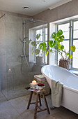 Freistehende Badewanne und begehbare Dusche im modernen Badezimmer