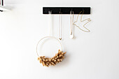 Wall hooks with minimalist decoration and flower ring