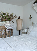 Schlafzimmer im Shabby-Chic-Stil mit Schneiderpuppe und antikem Schrank