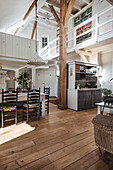 Maisonette flat with wooden beams and mezzanine with library