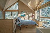 Schlafbereich mit vielen Fenstern und Bergblick im Dachgeschoss