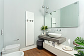 Minimalistisches Badezimmer mit Waschbecken auf Betonplatte