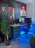 Schreibtisch mit Gaming-Setup und Star Wars-Postern im Jugendzimmer