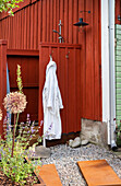 Outdoor shower with red wood panelling in the garden