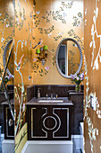 Chinoiserie-Tapete 'de Gournay' mit ovalem Spiegel über dunklem Waschtisch