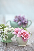 Kleine Blumenarrangements mit rosa Rosen