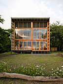 Holzhaus mit bodentiefen Fenstern und Ausblick auf Garten, Don Juan, Ecuador