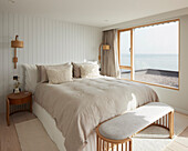 Schlafzimmer mit Meerblick und Einrichtung in dezenten Farben in Camber Sands, UK