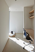 Raum mit minimalistischer Einrichtung, Hundeplatz und Bürobereich