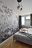 Schlafzimmer mit Dschungelmotiv als Wandtapete und moderner Beleuchtung, Warschau