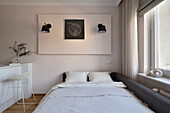 Schlichtes Studio-Schlafzimmer mit moderner Wandbeleuchtung und Dekoration
