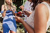 Sommerliches Kaffeekränzchen mit Kuchen auf einer Hochzeitsfeier