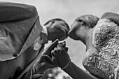 Braut und Bräutigam halten Hände während der Trauungszeremonie