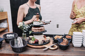 Käseplatte und Desserts auf einer Gartenparty mit Gästen